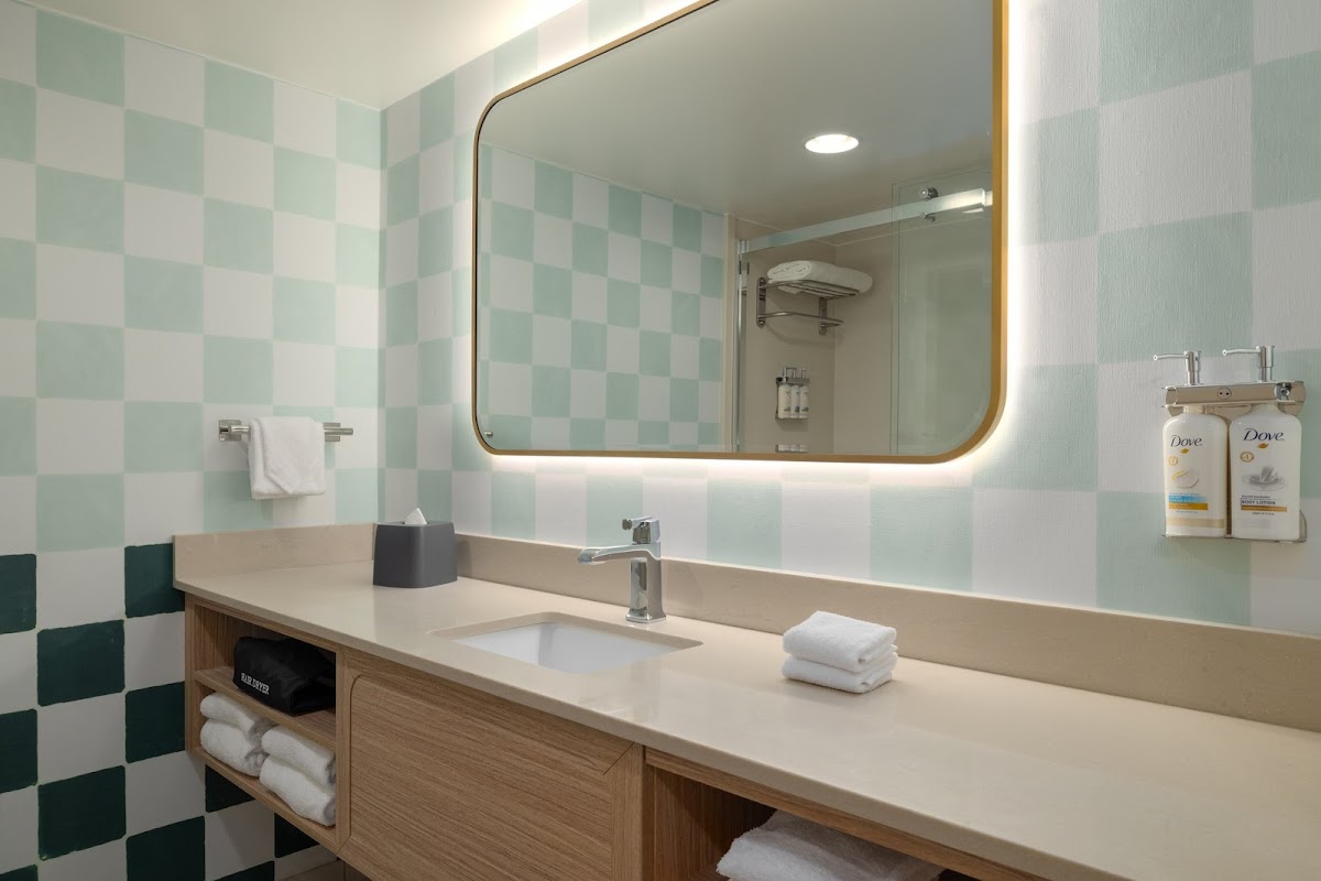 Holiday Inn & Suites Virginia Beach - North Beach by IHG Rooms 2