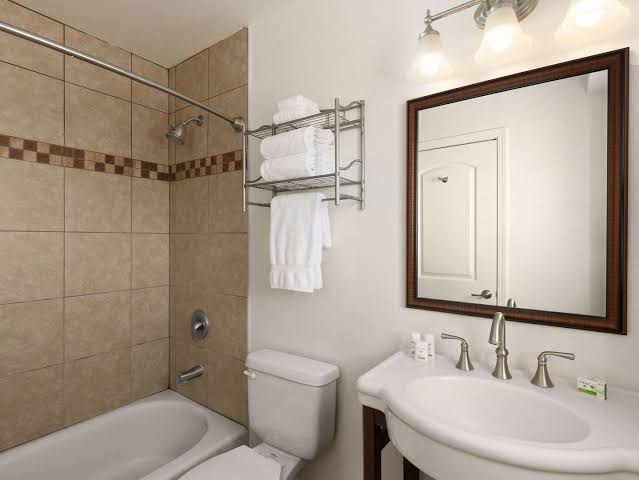 Ramada by Wyndham Elko Hotel at Stockmen's Casino Rooms 5