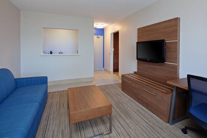 Holiday Inn Express & Suites San Diego-Escondido Rooms 1