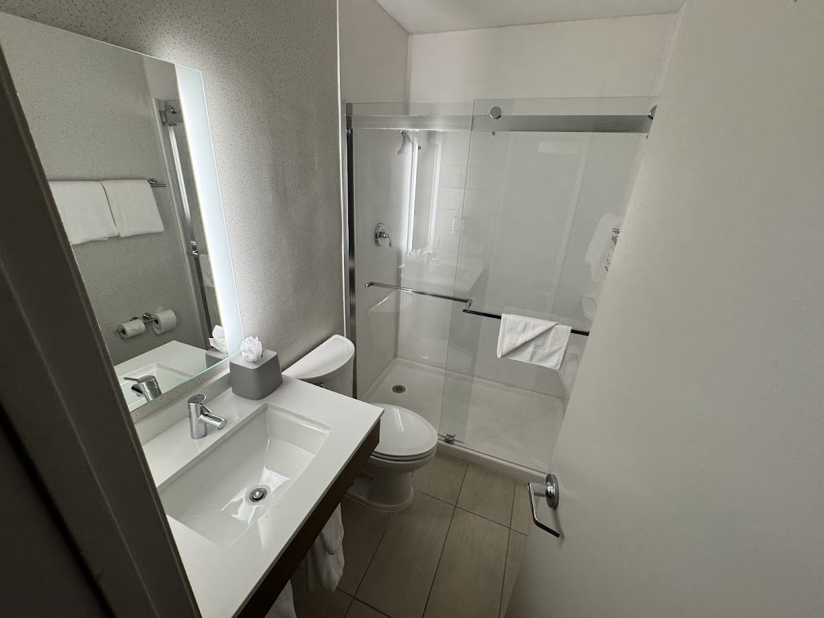 Holiday Inn Express & Suites San Diego-Escondido Rooms 3