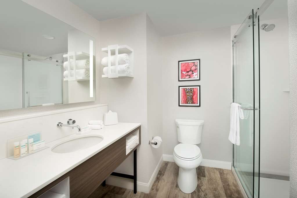 Hampton Inn Boston Logan Airport Chelsea Rooms 2