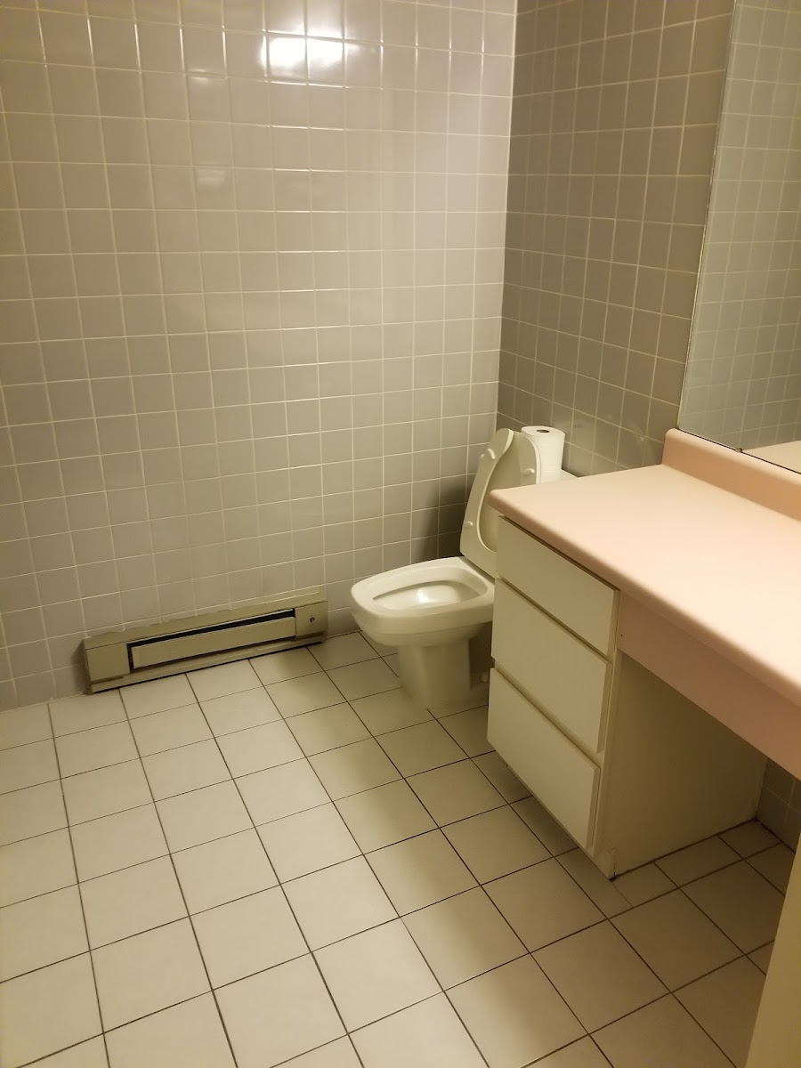 Regency Inn & Suites Rooms 5