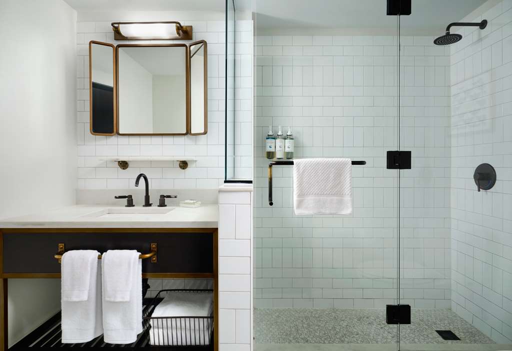 Hotel Phillips Kansas City, Curio Collection by Hilton Rooms 2