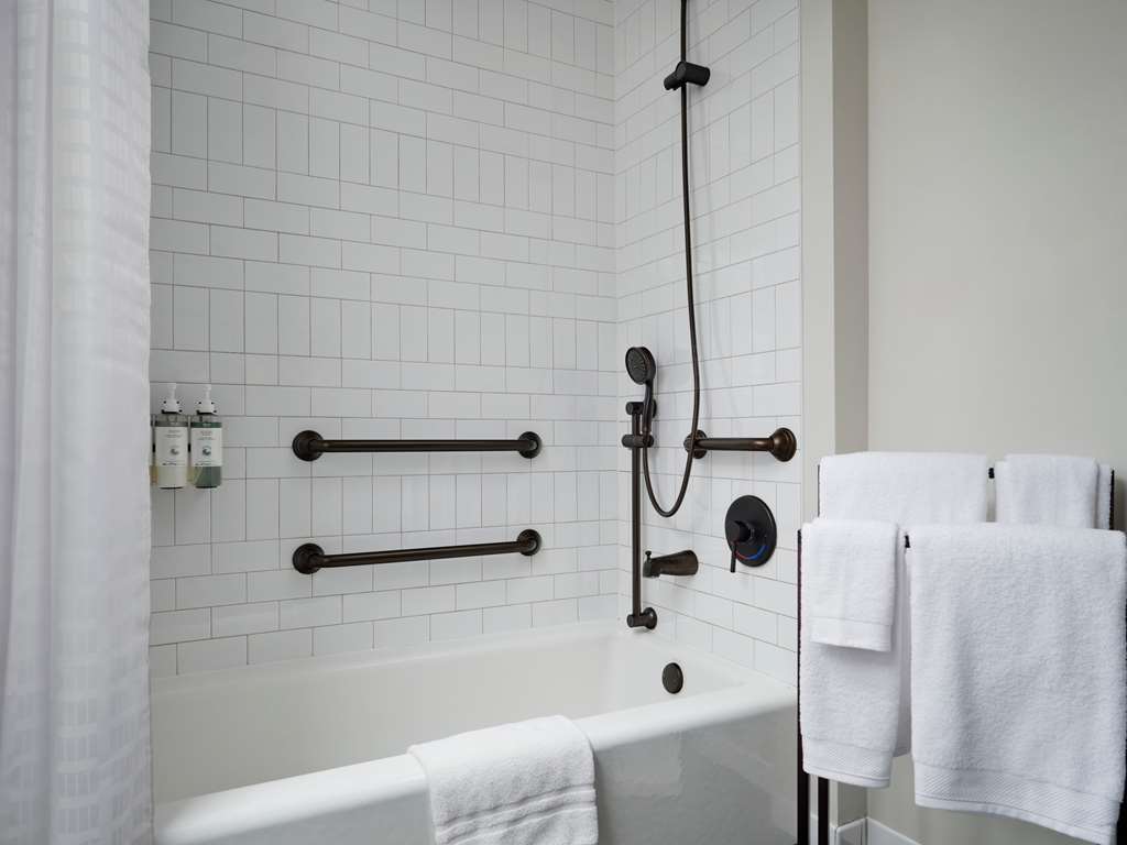 Hotel Phillips Kansas City, Curio Collection by Hilton Rooms 3