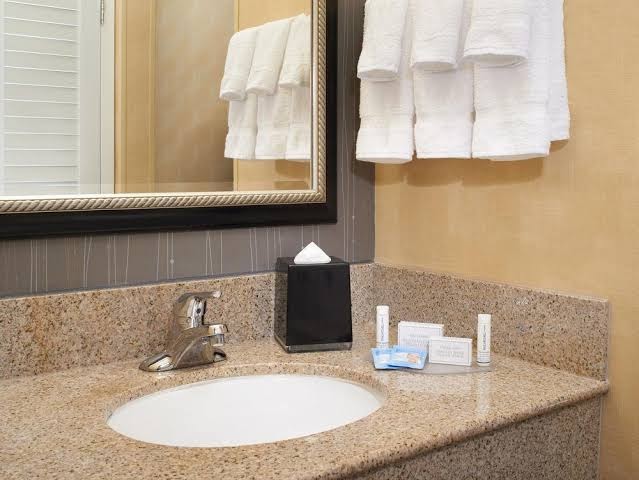 Courtyard by Marriott Lexington North Rooms 5