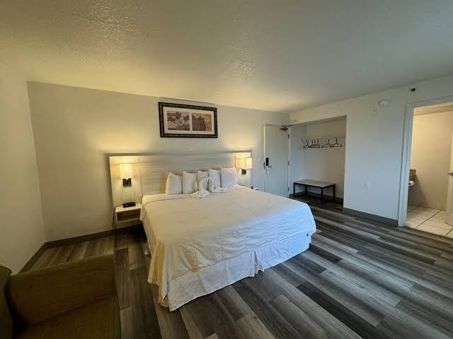 Emerald Shores Hotel Rooms 4