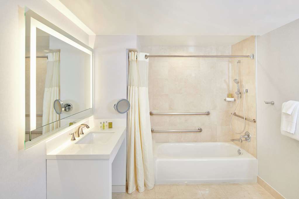 DoubleTree by Hilton Hotel Torrance - South Bay Rooms 3