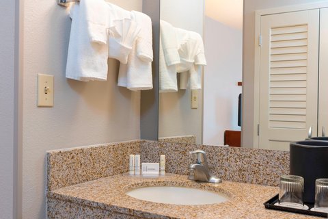 Courtyard by Marriott Louisville Downtown Rooms 2