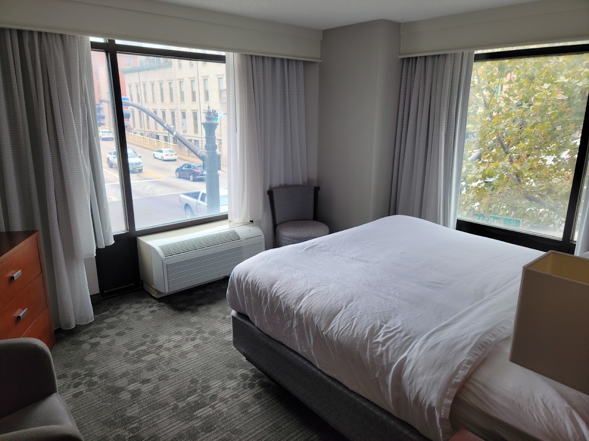 Courtyard by Marriott Louisville Downtown Rooms 3