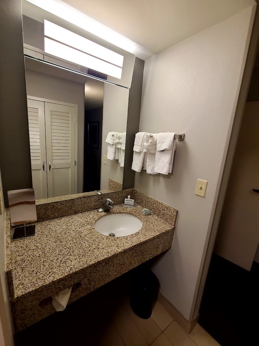 Courtyard by Marriott Louisville Downtown Rooms 4