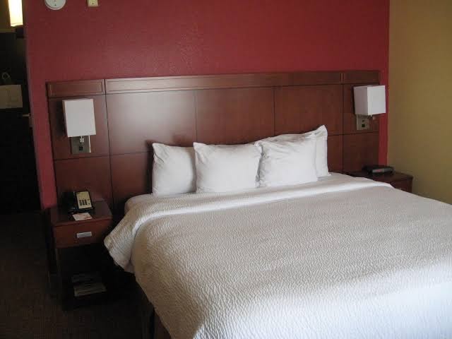 Courtyard by Marriott Louisville Downtown Rooms 5
