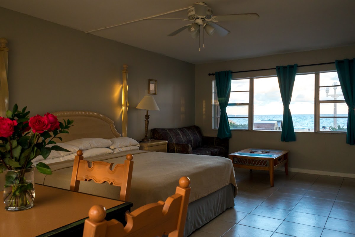Riptide Oceanfront Hotel & Tiki Bar Rooms 3