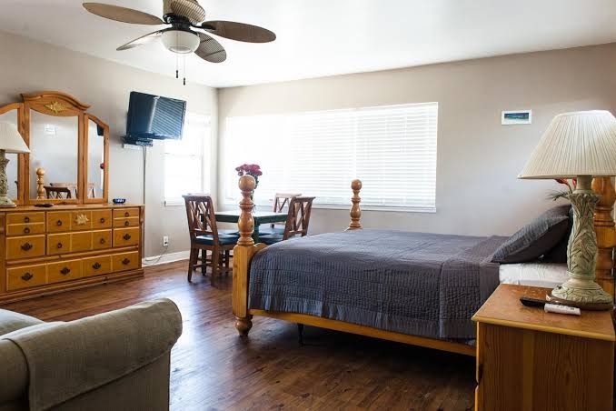 Riptide Oceanfront Hotel & Tiki Bar Rooms 5