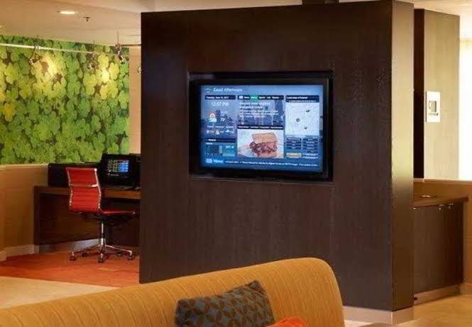 Courtyard by Marriott Detroit Metro Airport Romulus Rooms 4